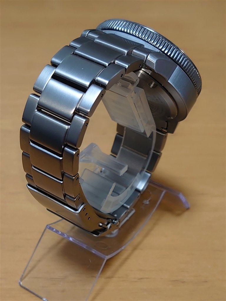 先端が黄色のGMT針と文字盤の24がワンポイント。』 シチズン