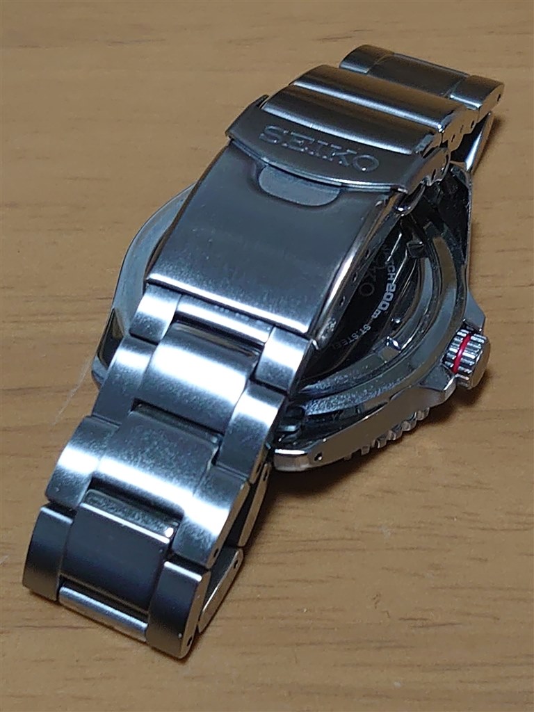 竜頭の赤いピンストライプが挿し色になってるシンプルダイバー