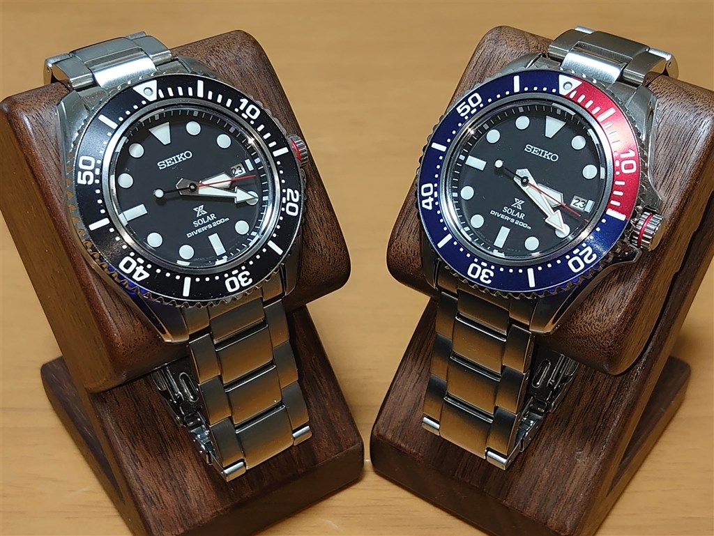 竜頭の赤いピンストライプが挿し色になってるシンプルダイバー