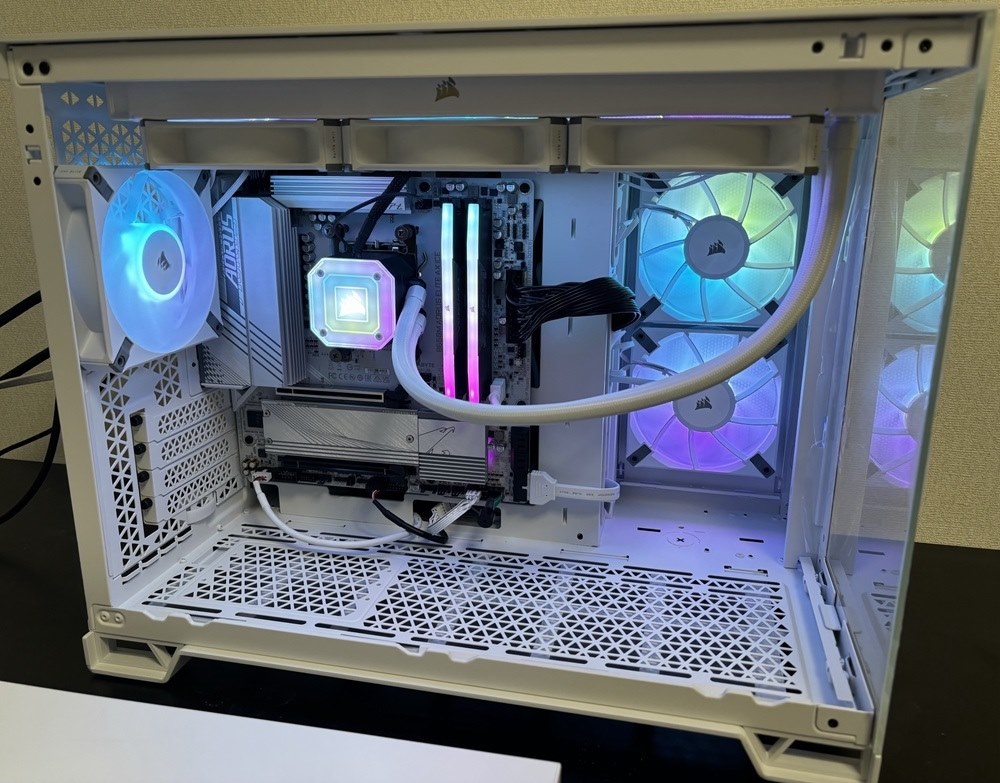 コルセアのピラーレス』 Corsair 2500X CC-9011266-WW [ホワイト