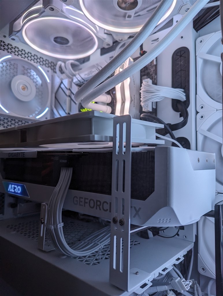 見た目の美しさが随一の白グラボ』 GIGABYTE GV-N4090AERO OC 見た目の美しさが随一の白グラボ』 GIGABYTE GV-N4090AERO OC