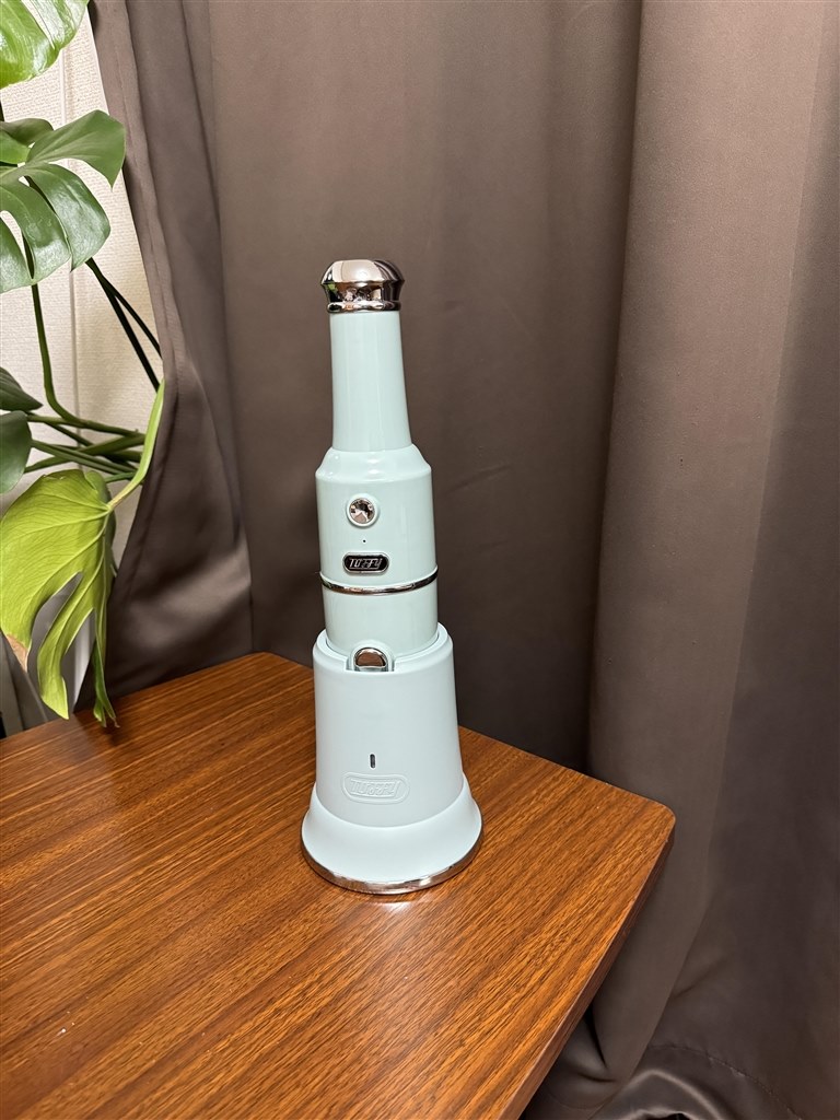 ハンドベルのようなフォルムで充電できる小型のコードレス掃除機