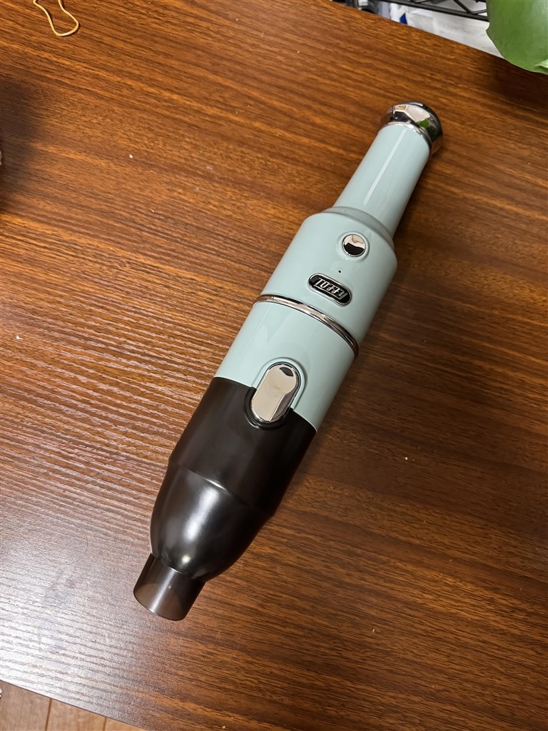 ハンドベルのようなフォルムで充電できる小型のコードレス掃除機