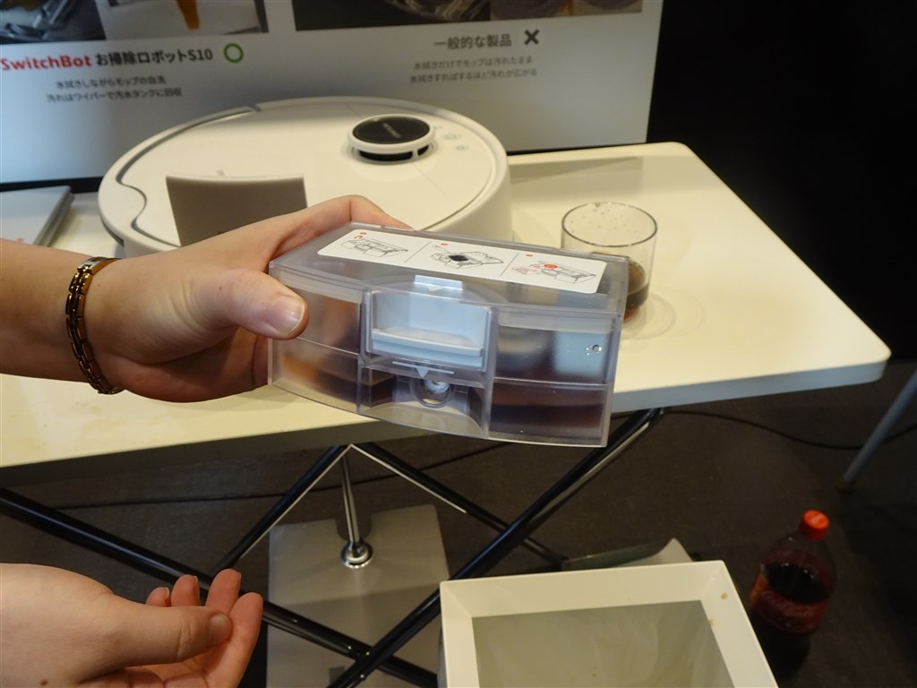 給排水まで全自動！モップを洗浄しながら掃除するロボット掃除機