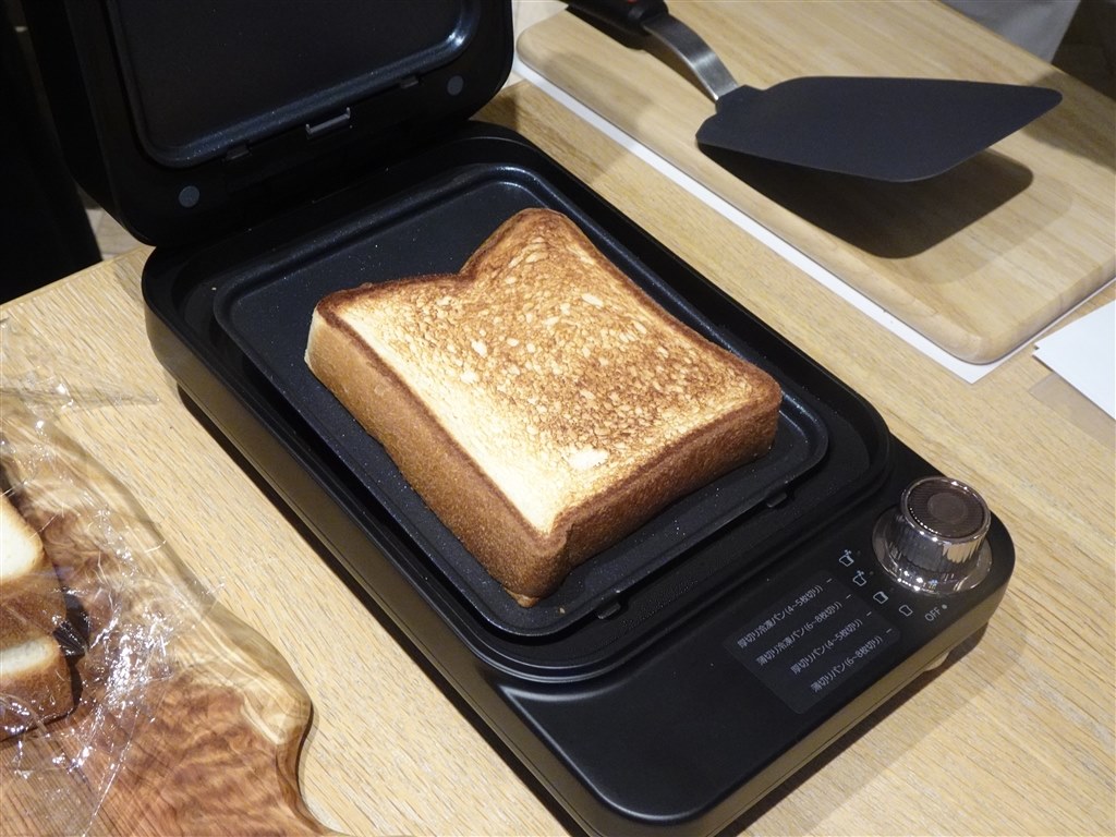 食パンを両面からグリルして焼く方式の贅沢かつ異色のトースター