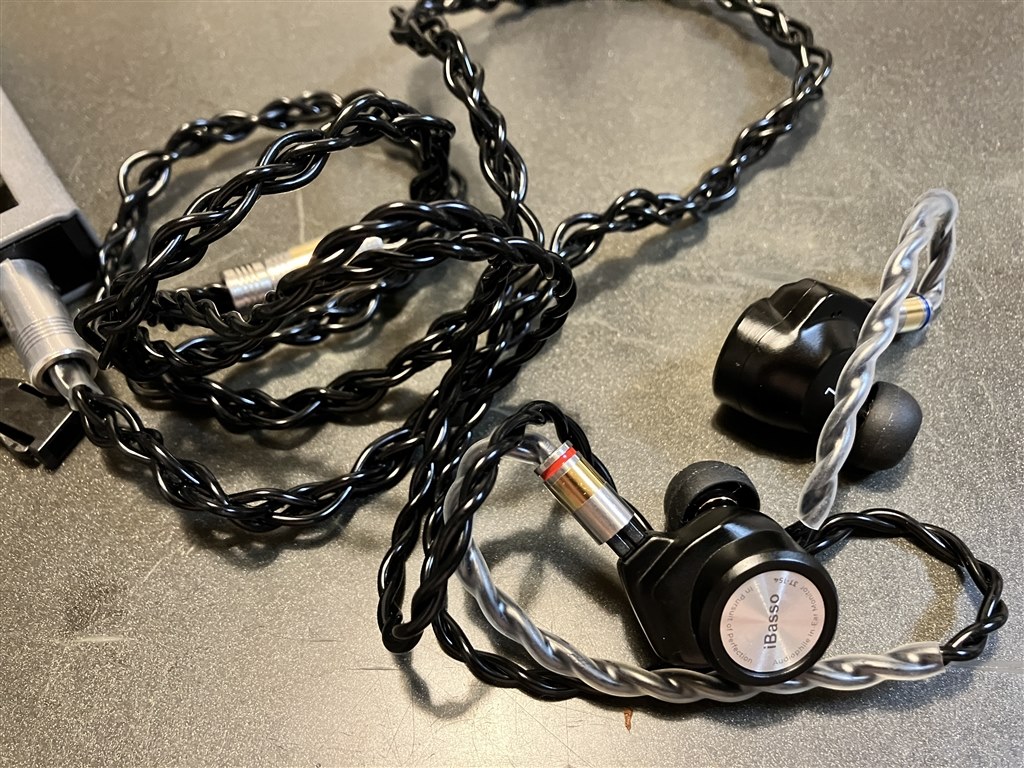 かなりデカいが重くはない。音のバランスは好み。』 iBasso Audio 3T
