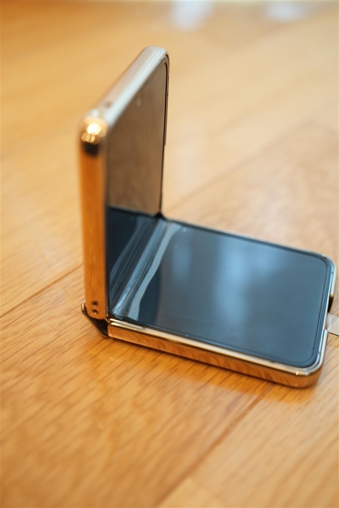 折り曲げ部分の液晶が浮いてきた。』 サムスン Galaxy Z Flip5 SC-54D