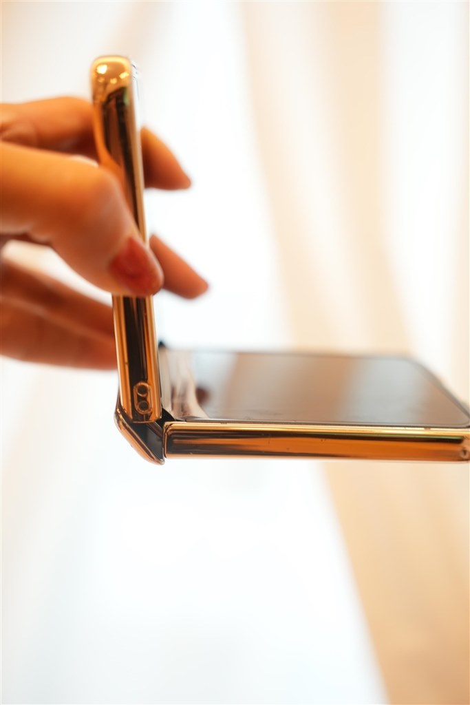 折り曲げ部分の液晶が浮いてきた。』 サムスン Galaxy Z Flip5 SC-54D