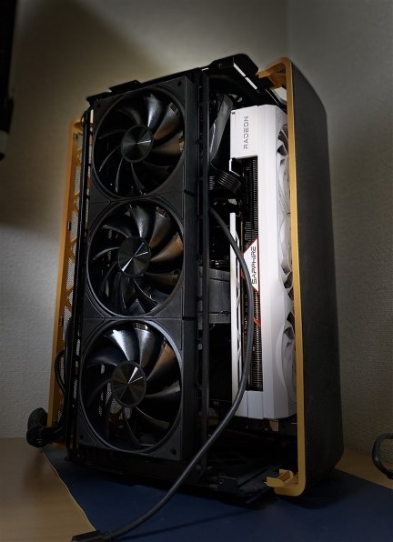 GEOMETRIC FUTURE ミニタワーPCケース Model 2 筒状デザインミニタワーPCケース、Geometric Future「Model 2
