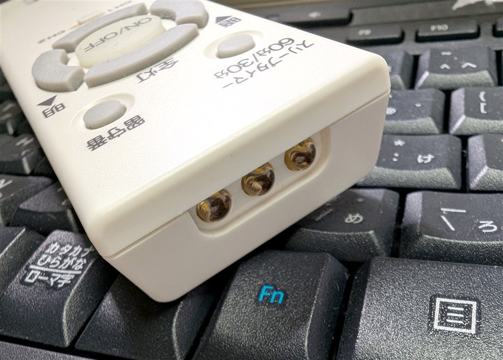コスパは良いがリモコンホルダが別売。ホルダは付属して欲しい