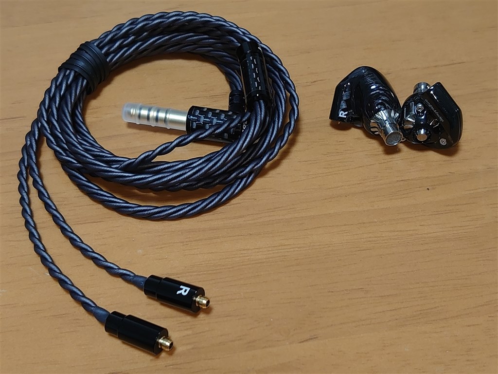 刀身の様にソリッドなデザインのイヤホン』 Acoustune SHINOGI-鎬