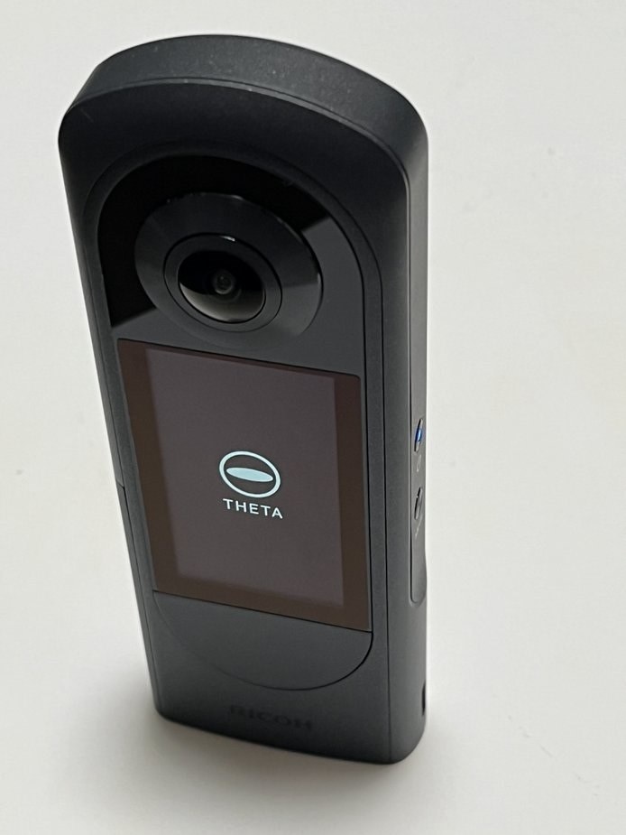 バッテリー交換、GPS内蔵、11K画素が決め手』 リコー RICOH