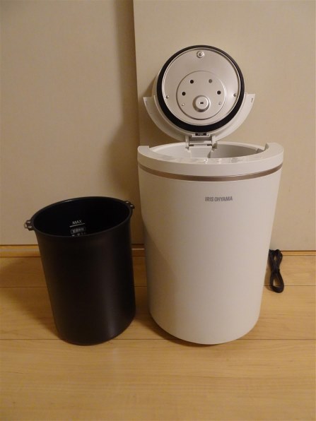 新品 未使用 アイリスオーヤマ スチーム式加湿器 AHM-MH60-W 筋違い 新品 未使用 アイリスオーヤマ スチーム式加湿器 AHM-MH60-W 筋違い