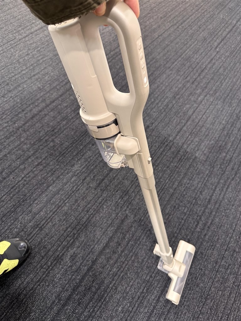 ゴミ収集ドックが付属した軽量スティック掃除機』 アイリス