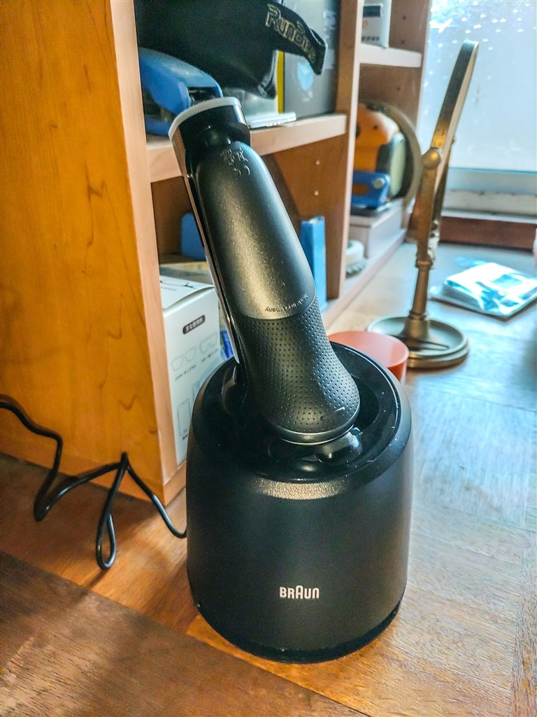 旧シリーズ7から代替。360°密着システムで顎下の髭も剃りやすく