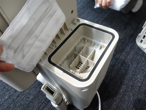 ゴミ収集ドックが付属した軽量スティック掃除機』 アイリス ゴミ収集ドックが付属した軽量スティック掃除機』 アイリス
