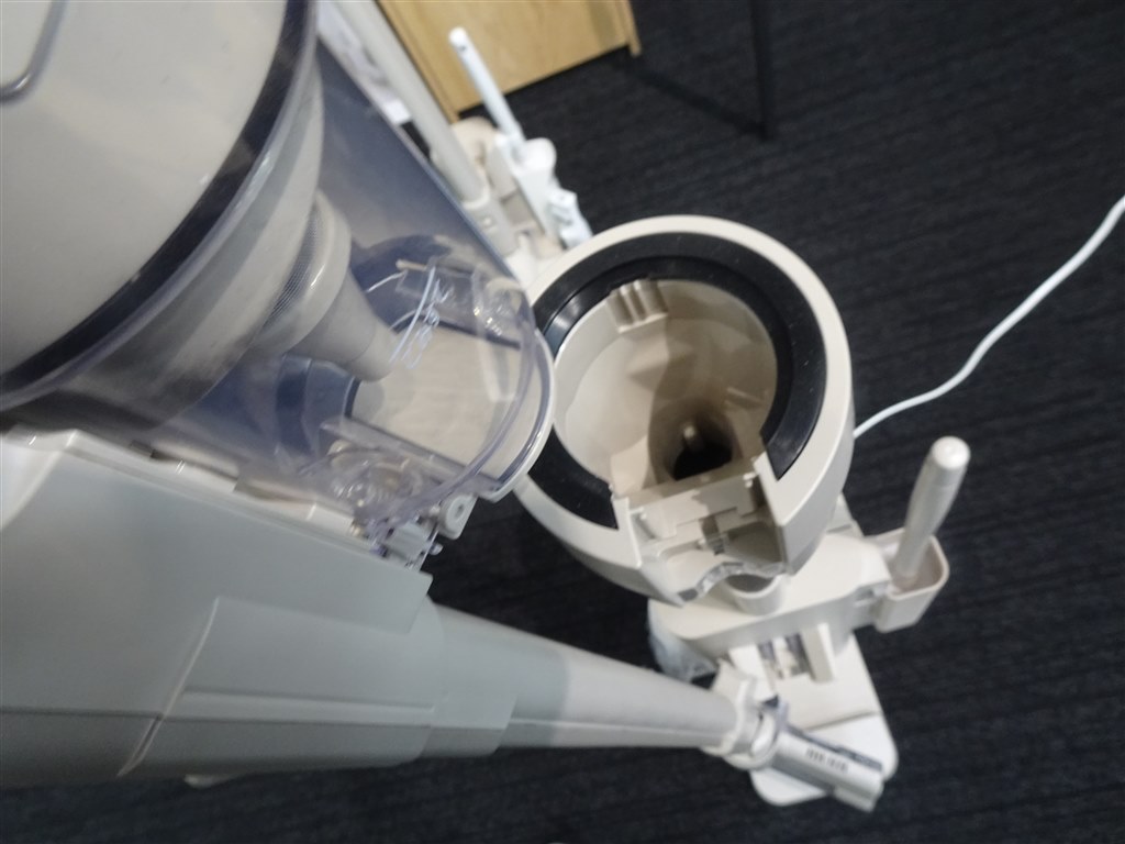 アイリス人気のスティック掃除機に待望のゴミ回収機能付きが登場