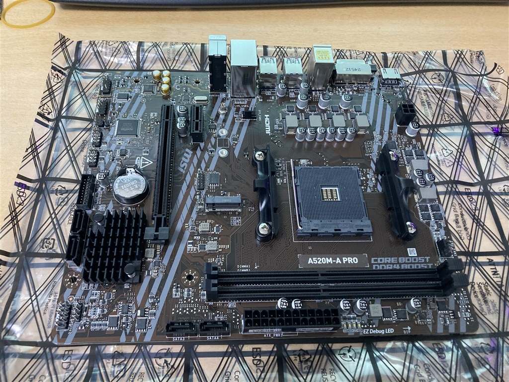 コスト重視の最安マザーボードですが、基本機能は備わってます』 MSI