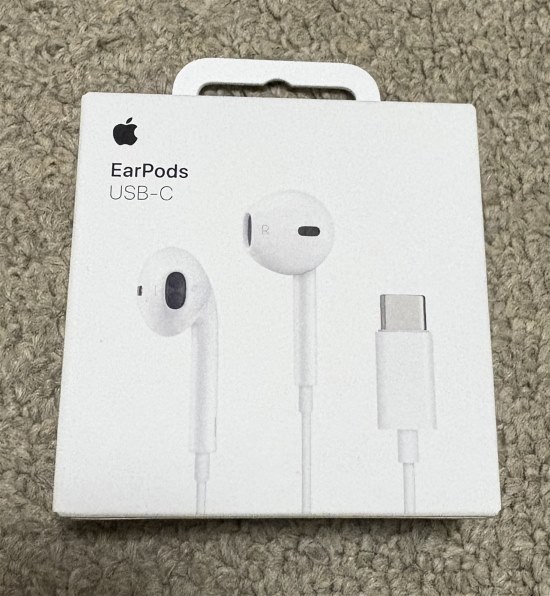 Apple EarPods with USB-C Connector MTJY3FE/A 価格比較 - 価格.com