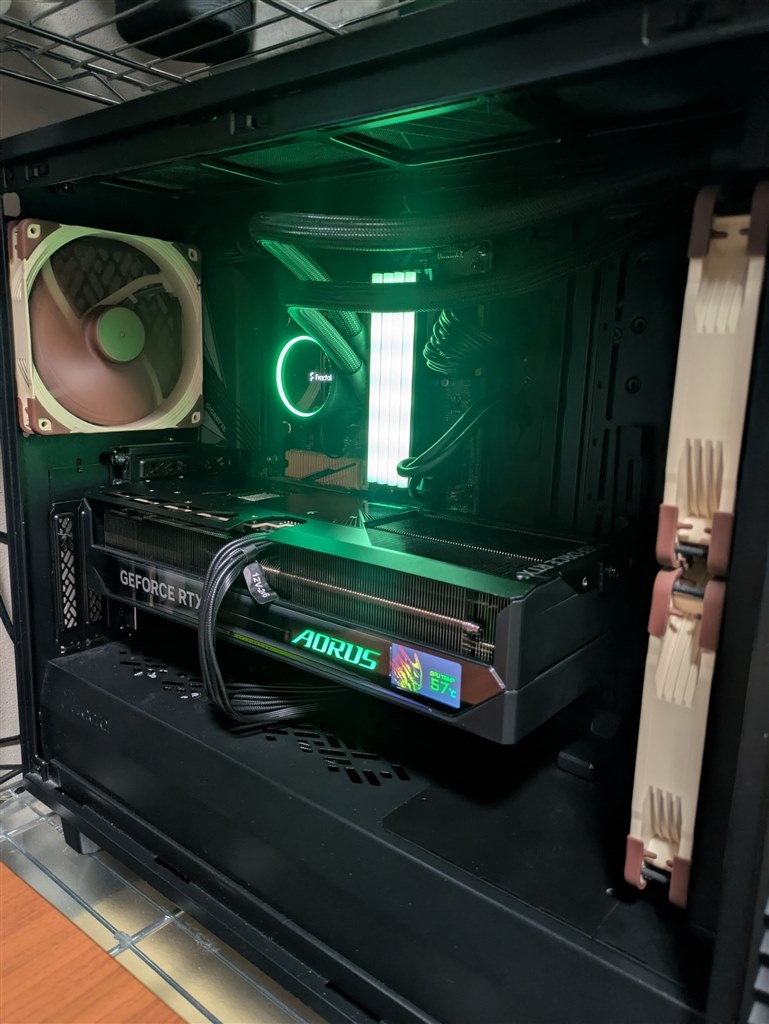 ビデオカード かなり巨大で重量のあるビデオカード』 GIGABYTE AORUS GV