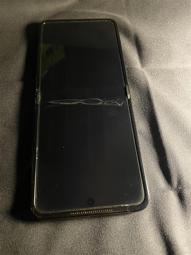 【ジャンク】 Motorola Razr 50 / 画面不具合あり Razr 50のメイン画面が、ただ開いたり閉じたりしただけで壊れちゃっ