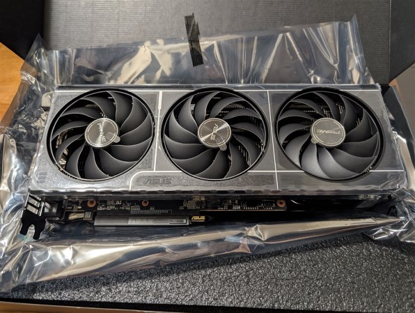 RX9070XT ASUS　prime amd radeon グラフィックボード ASUSから、Radeon RX 9070 XT ホワイトカラートリプルファン搭載