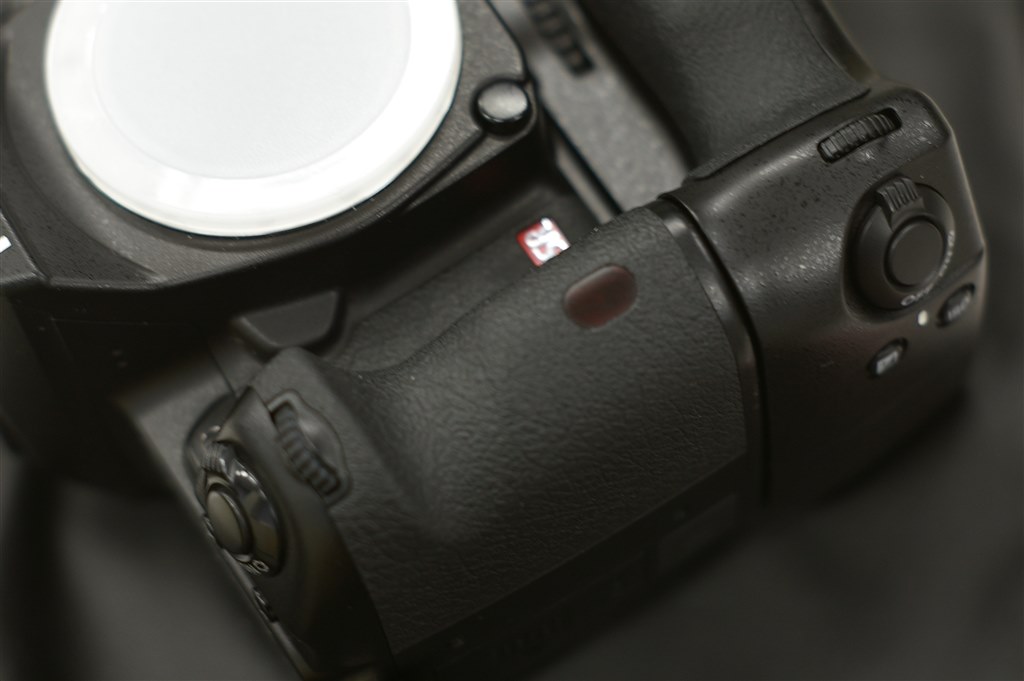 コンパクトかつ機能も十分で使いやすいバッテリーグリップです