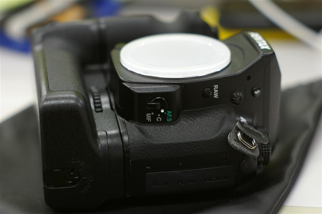 コンパクトかつ機能も十分で使いやすいバッテリーグリップです
