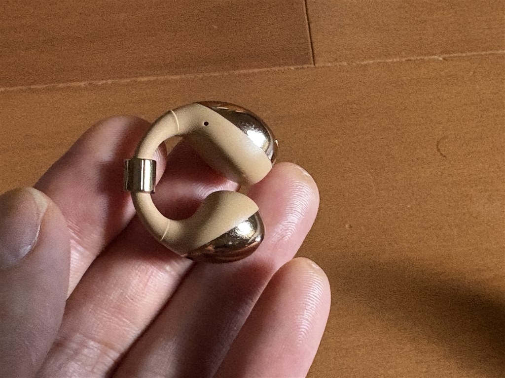 BUTTONS Clip (ゴールドブラウン) アクセサリー感覚で装着できる意欲的なイヤークリップ型イヤホン