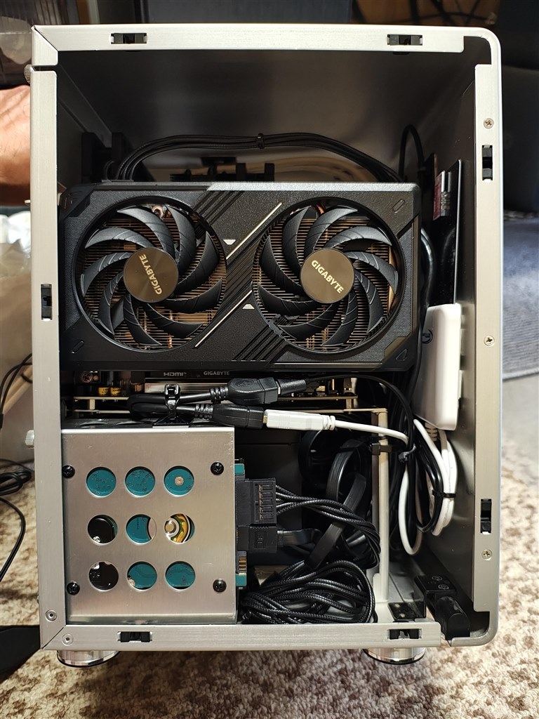 PCケース Lian Li Q33 シルバー フリップオープン式Mini-ITXケース、Lian Li「PC-Q33」シリーズ