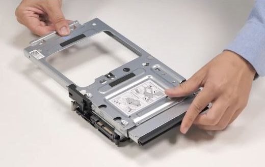 光学ドライブ付きにすれば+330円で手持ちのSATA HDDを内蔵可能』 Dell