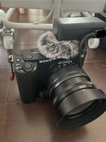 ミラーレス一眼 + 別売付属品3点 Amazon | SONY(ソニー) Vlog用カメラ レンズ交換式VLOGCAM APS-C