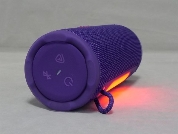 JBL GRIP ワイヤレススピーカー JBL Grip | 大胆なJBL プロサウンドとアンビエントライトを搭載した