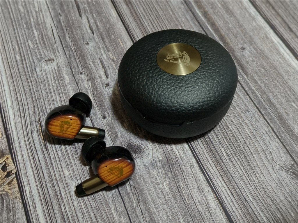 音のバランスが良く、万人が安心できる音質。デザインも秀逸。』 JVC