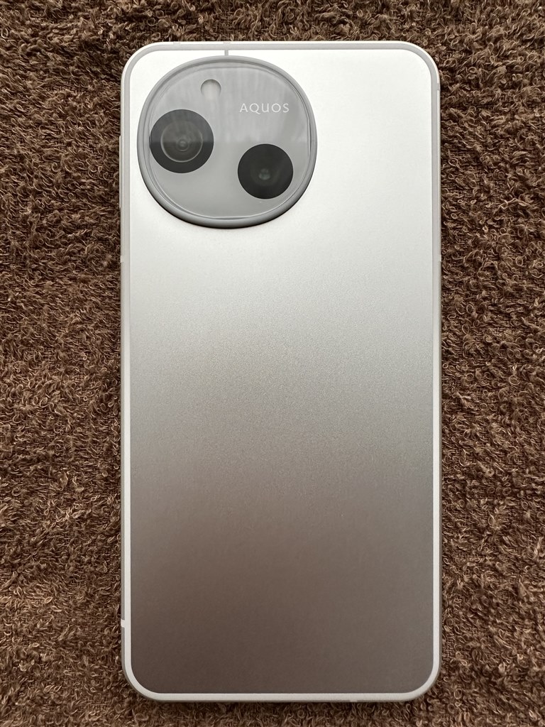 コンパクト軽量で片手操作し易く携帯性に優れている』 シャープ AQUOS