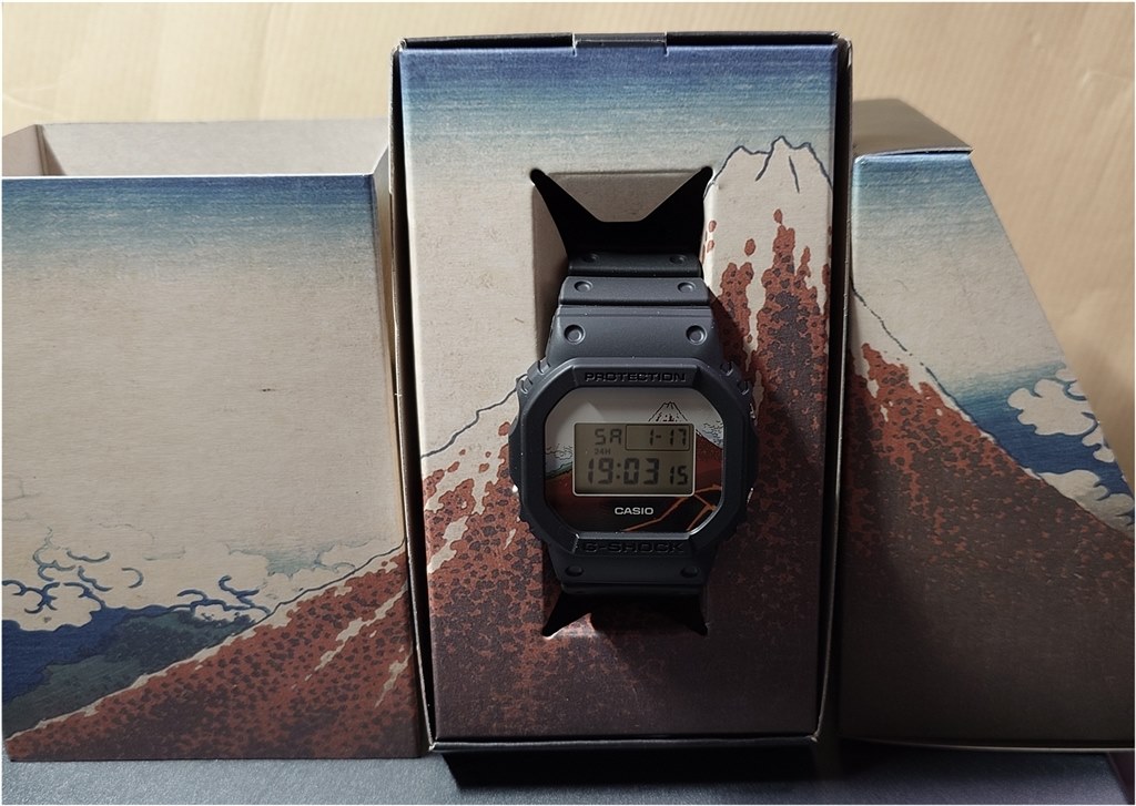 赤い富士山の絵柄がバックライトで完成します！』 カシオ G-SHOCK DW