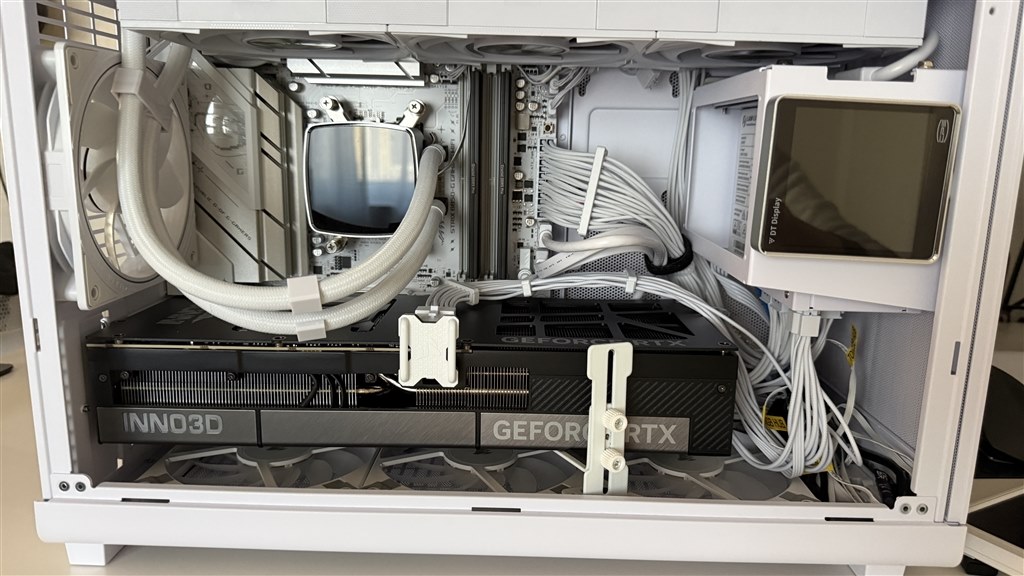 3.0スロットの5090で小さいケースに入るのでお勧めの1枚です