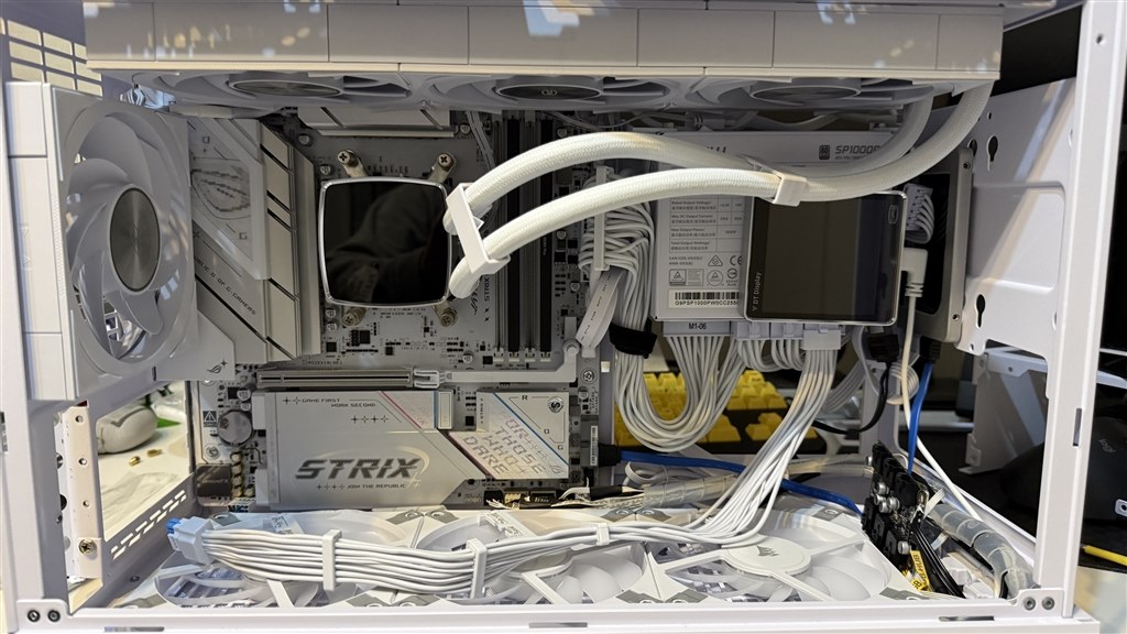 有志作成のSFXブラケットでこのケースは完成』 LIAN LI A3-mATX-WDG