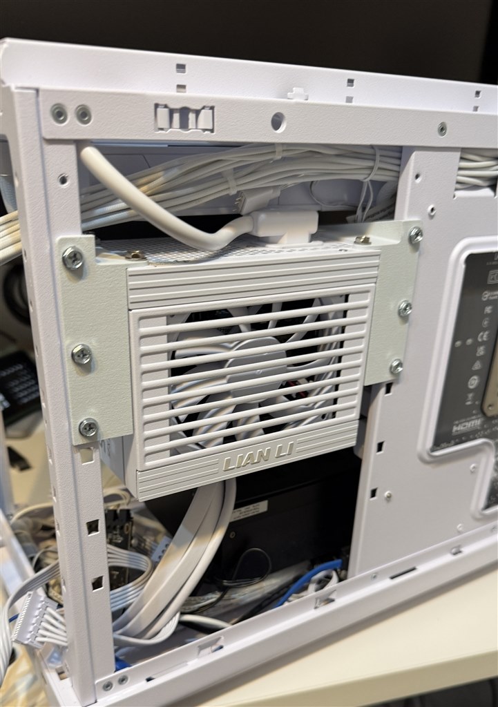 有志作成のSFXブラケットでこのケースは完成』 LIAN LI A3-mATX-WDG