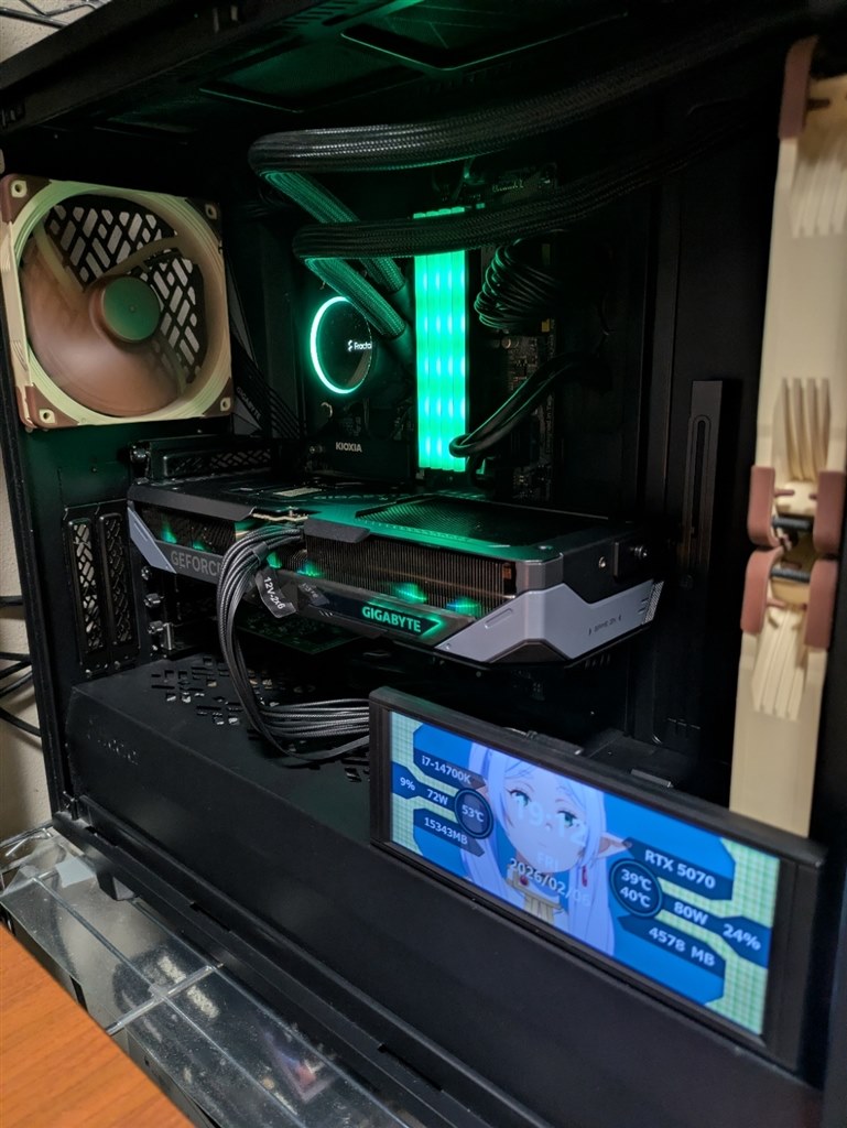 PCケース内を劇的に変える！システム情報も動画も自由自在に