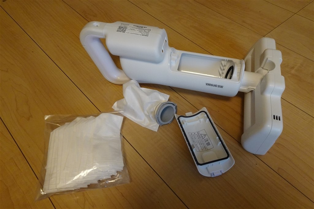 軽いだけじゃない！アイリス初の紙パック式を採用のふとん掃除機