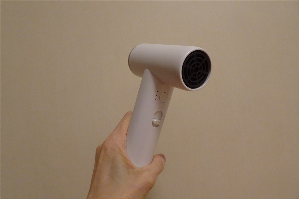 200gの超ライト級の小さな本体なのに性能も妥協しないドライヤー