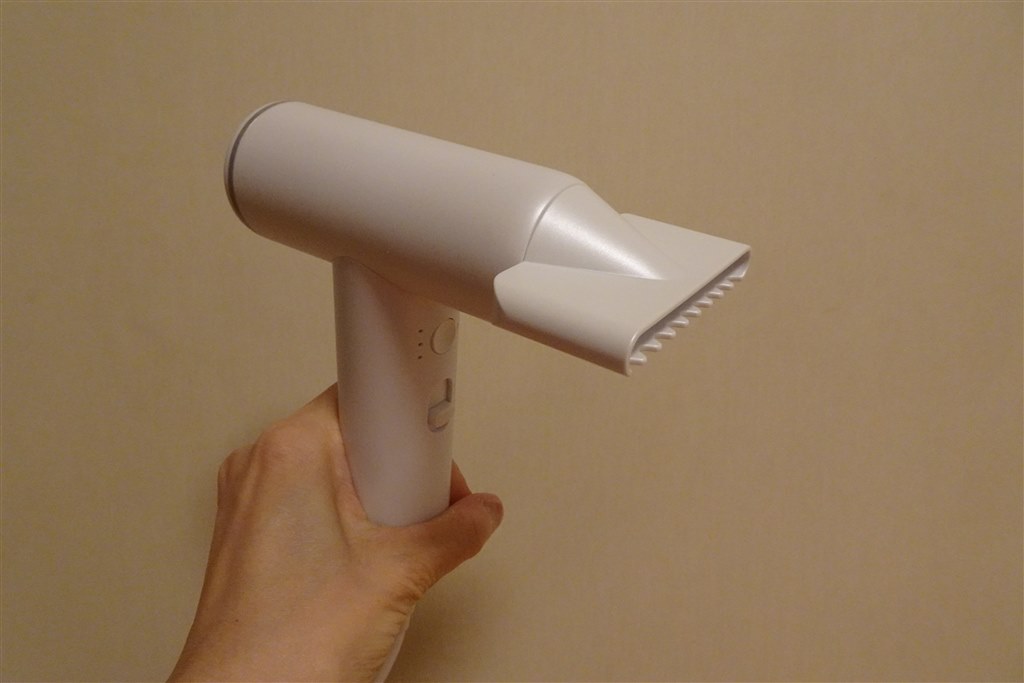 200gの超ライト級の小さな本体なのに性能も妥協しないドライヤー