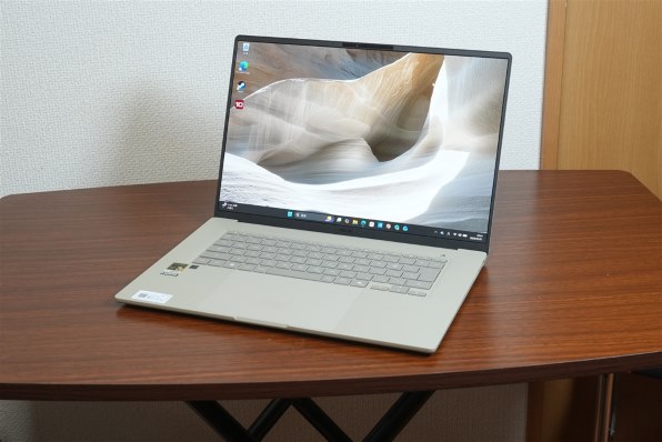 16型OLEDを搭載しながら約1.2kgを実現したArm系ノートPC』 ASUS
