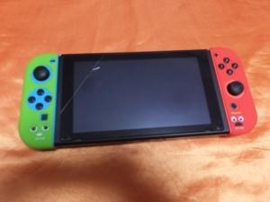 ガチャピンとムックをギュッと握って、テレビでゲームを楽しもう