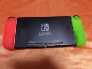 ガチャピンとムックをギュッと握って、テレビでゲームを楽しもう