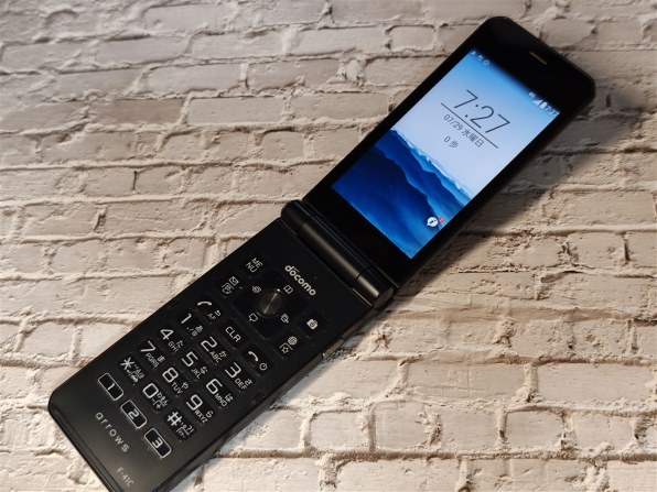 FCNT arrows ケータイ ベーシック F-41C [ゴールド] 価格比較 - 価格.com
